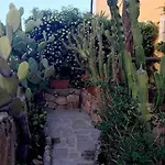 Buganvillea Cottage: Un Nido A 200 Mt. Dal Mare بيت للعطل